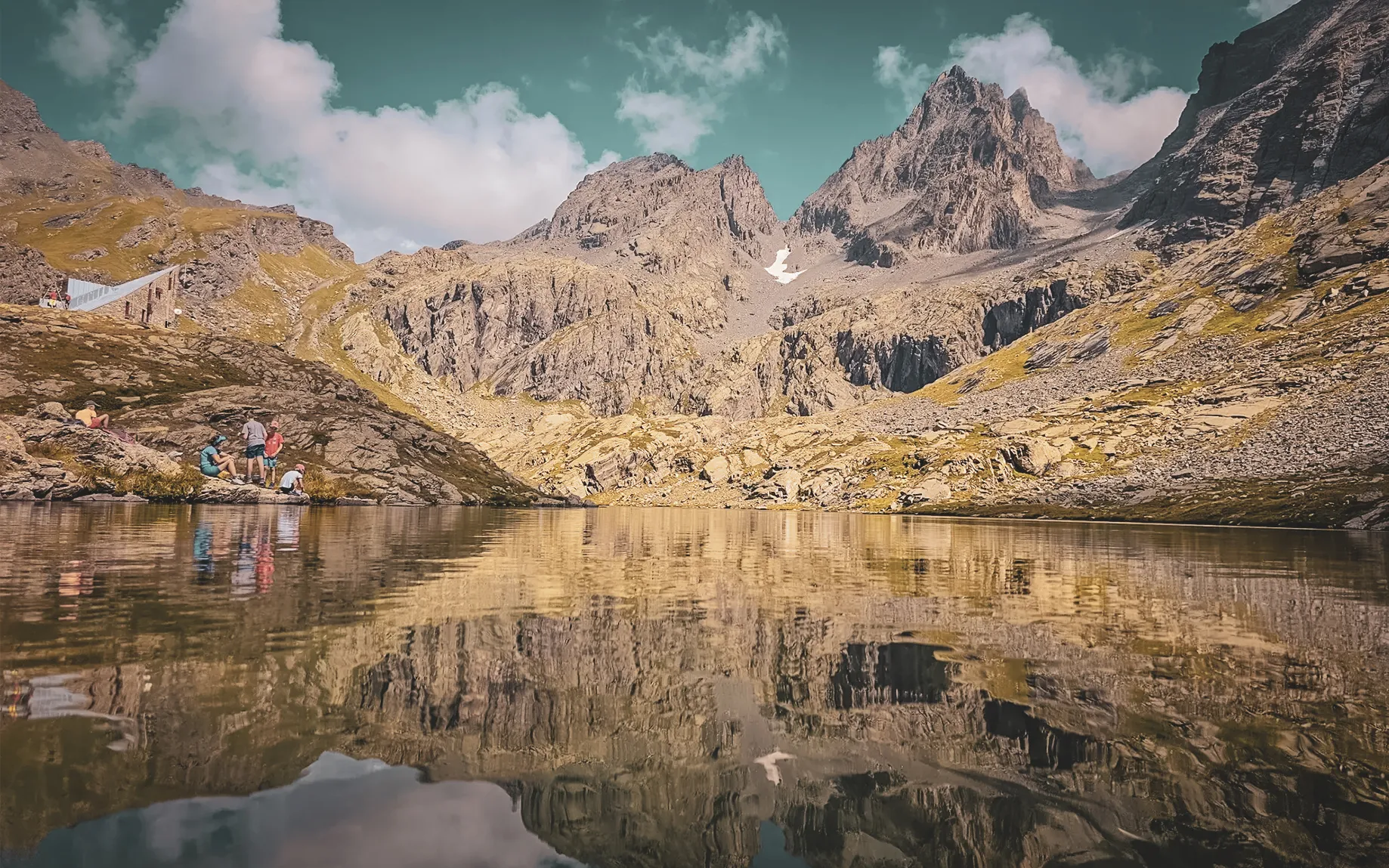 Lac éblouissant autour du Mont Viso