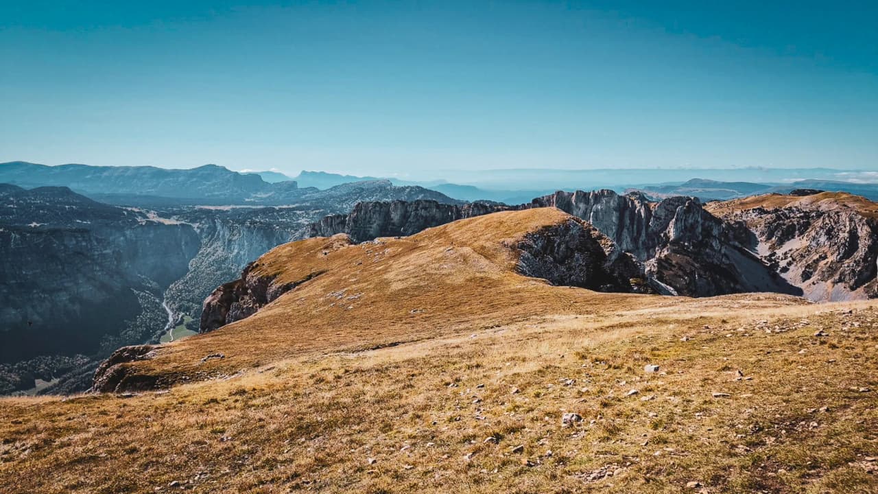 Panoramisch uitzicht op de Mont Aiguille, met uitzicht op een spectaculair, sereen alpenlandschap.