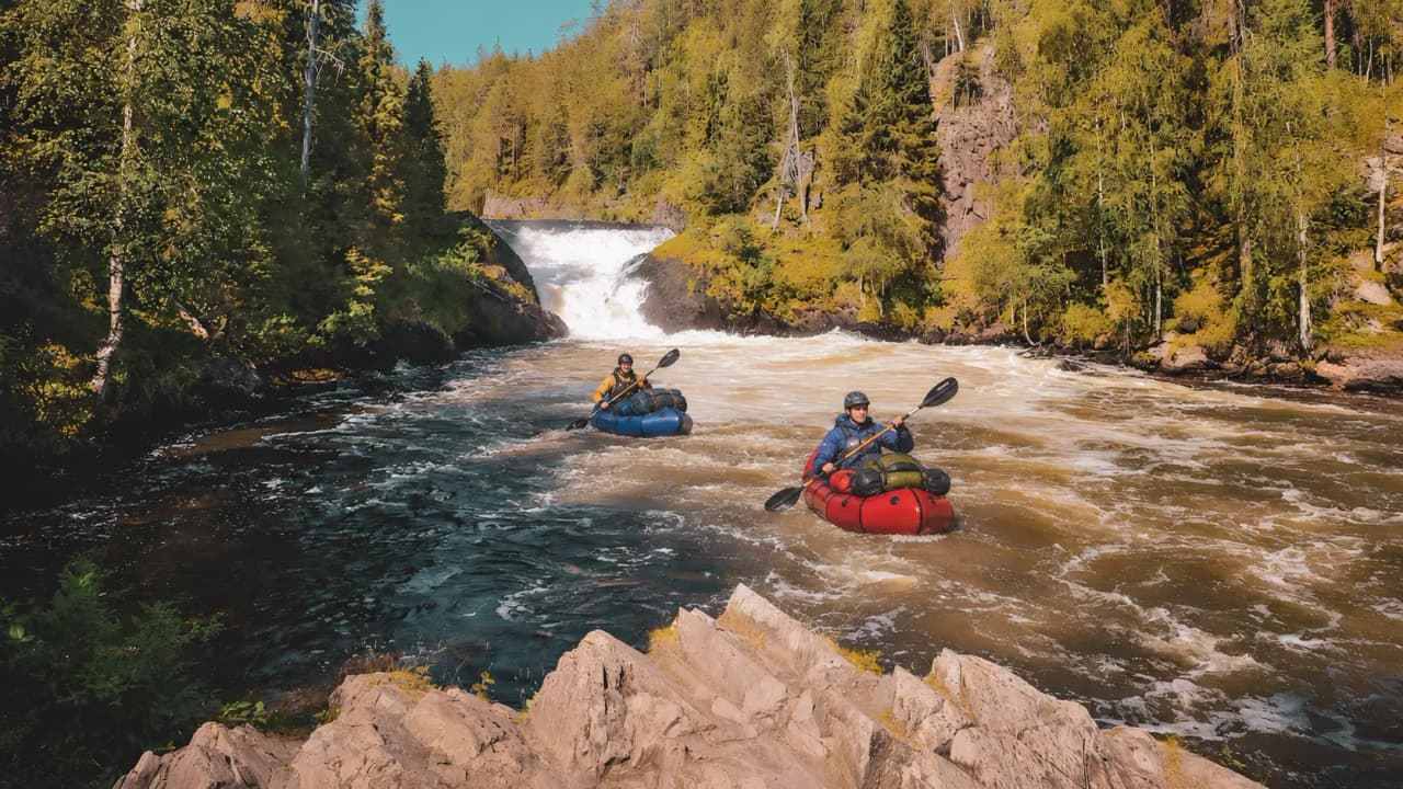 rivière sauvage entourée de forêts verdoyantes et de rapides éclatants, invitant à l'aventure.