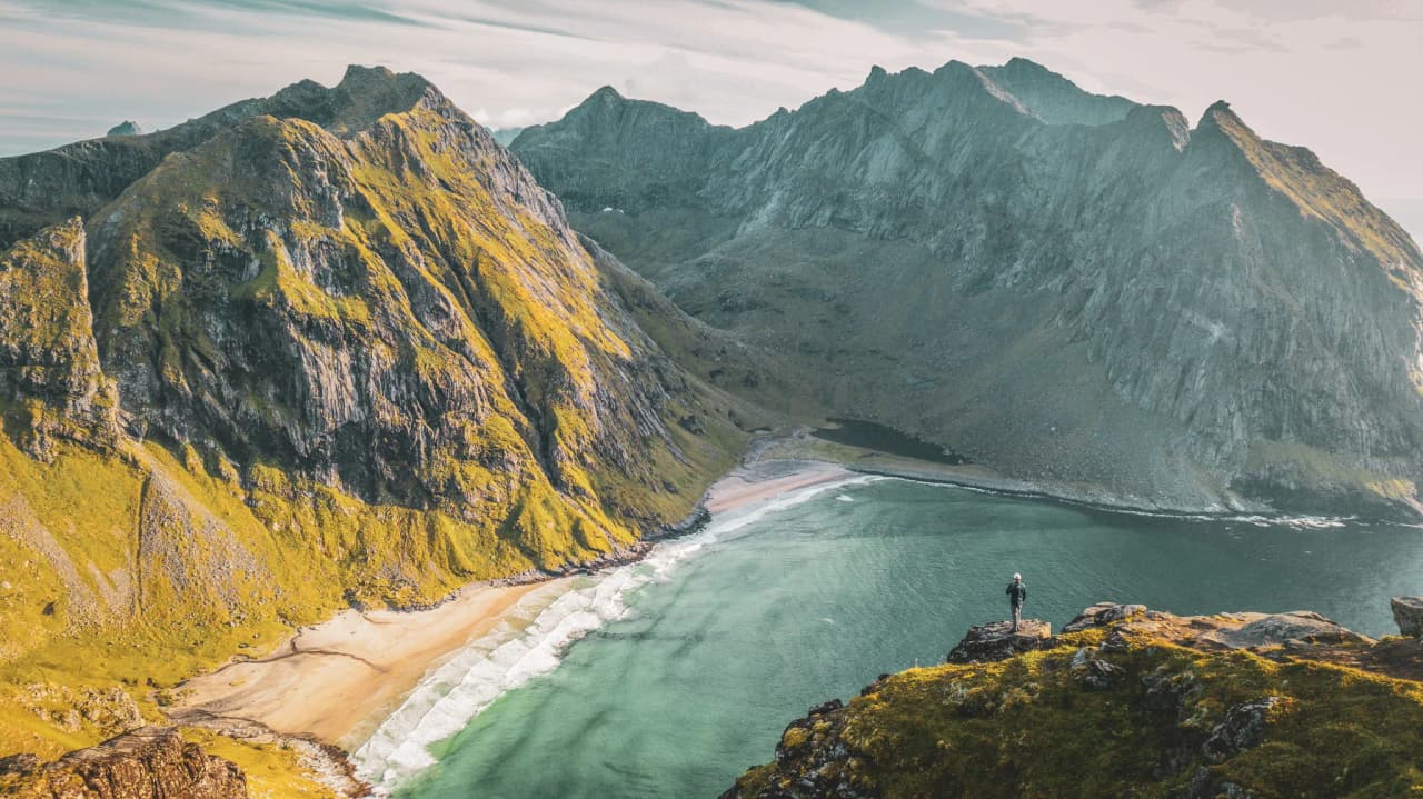 A panoramic view of the Lofoten Islands, between majestic mountains and golden beaches, an invitation to adventure.