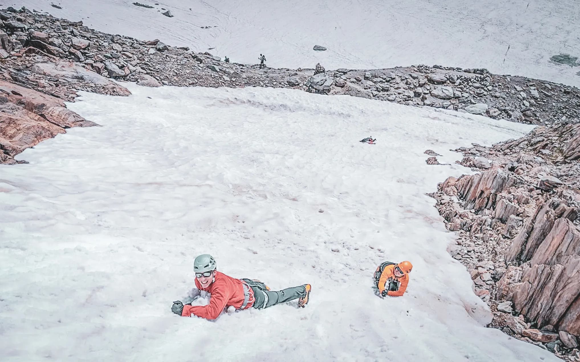 Mountaineers in action on a glacier in Chamonix, revealing the adrenalin of snow-capped peaks.
