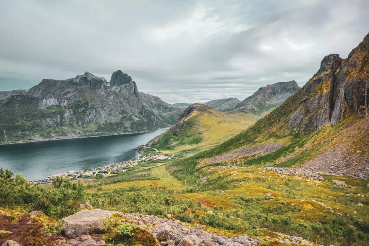 Adembenemende landschappen op het eiland Senja, tussen majestueuze fjorden en groene bergen.
