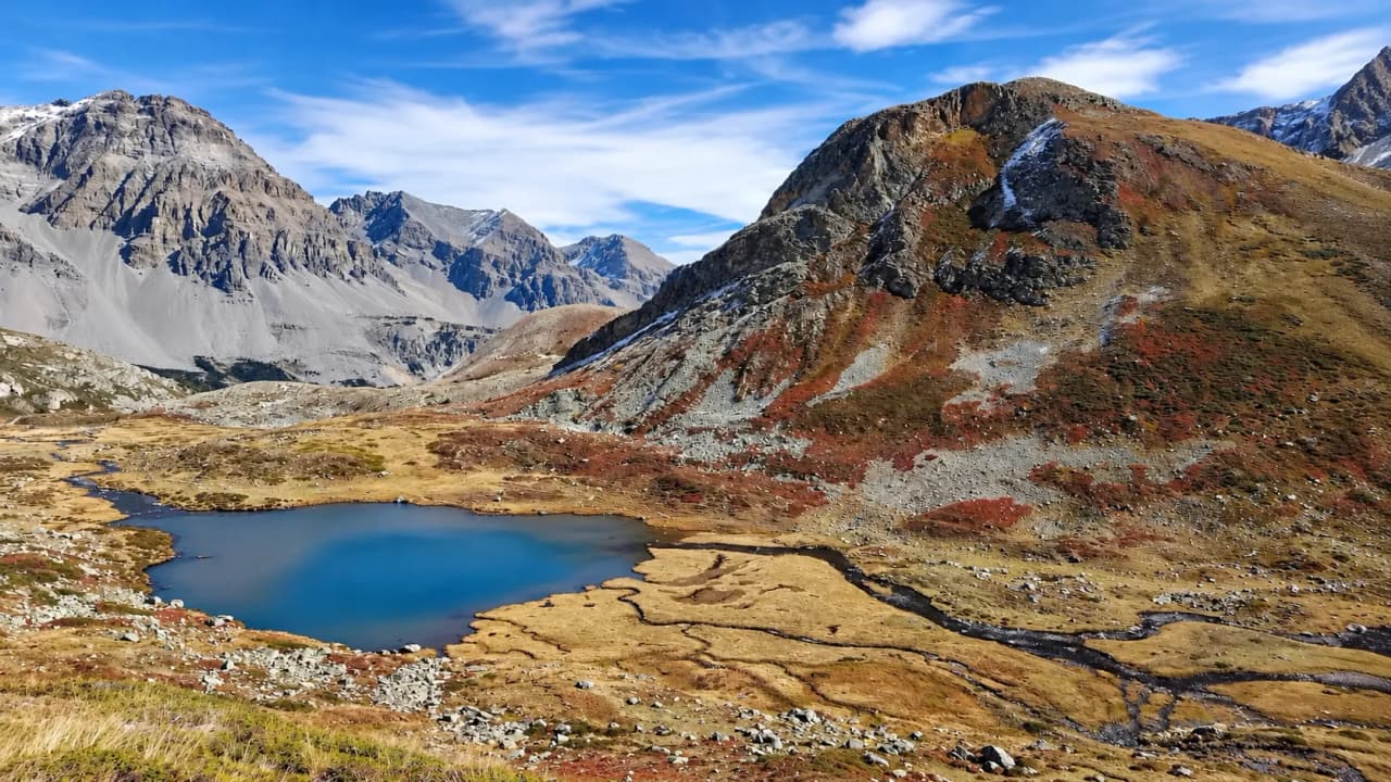 Lacs turquoises et montagnes majestueuses, invite à l'évasion dans les Alpes.