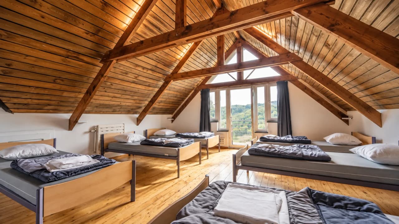 Chambre lumineuse et accueillante avec vue sur les Ardennes, idéale pour un séjour nature.