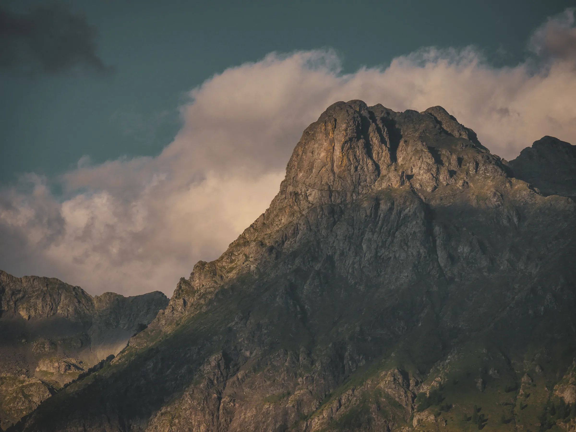 Majestueuse montagne des Écrins, baignée dans la lumière dorée, invitant à l'aventure nature.