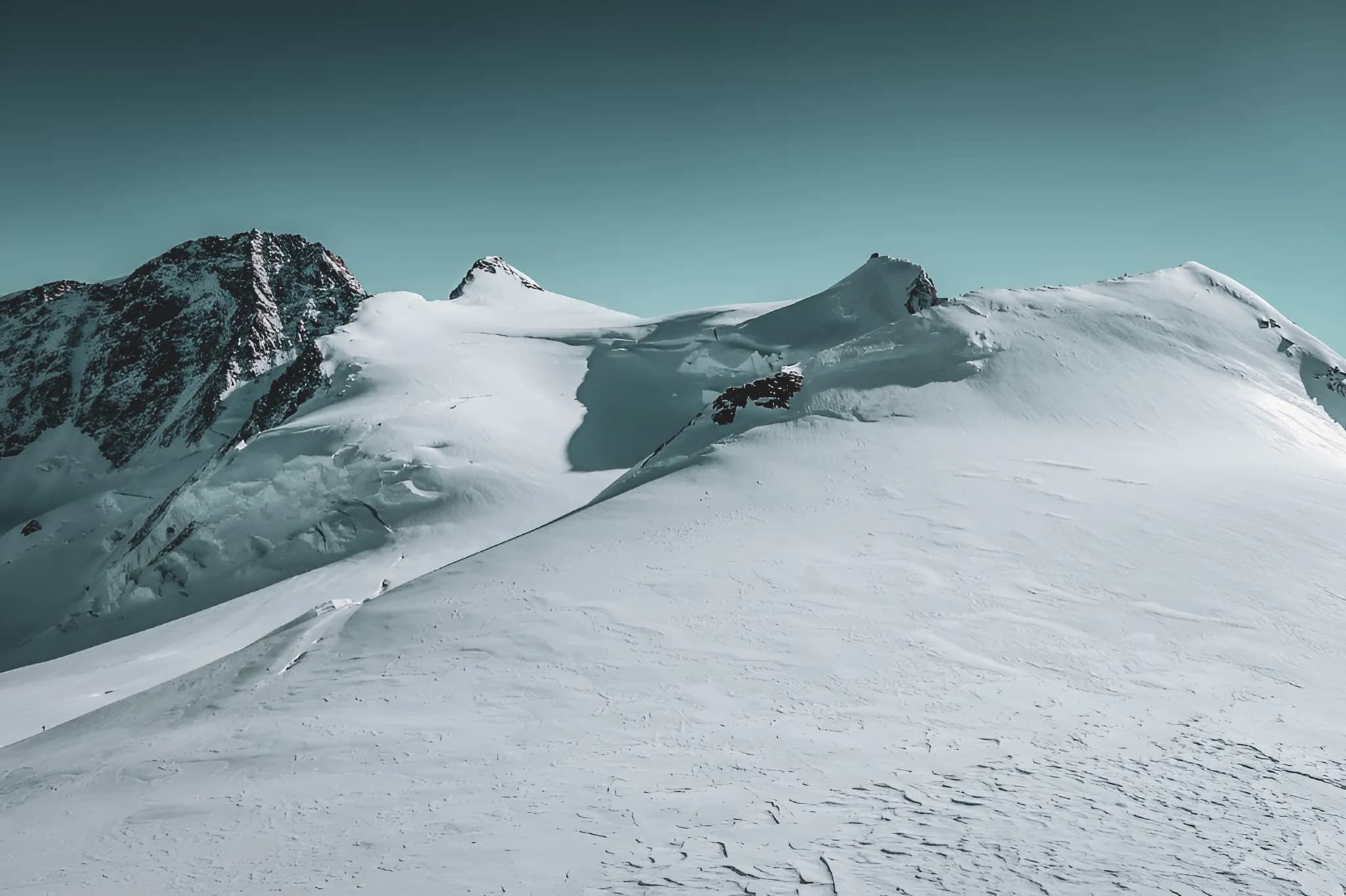 Panorama majestueux des sommets enneigés du Mont Rose, invitation à l'aventure alpine.