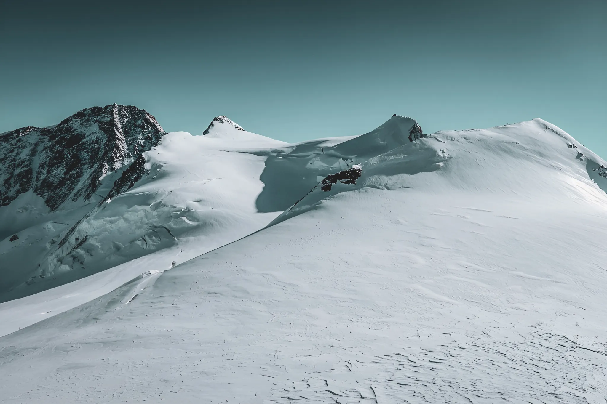 Panorama majestueux des sommets enneigés du Mont Rose, invitation à l'aventure alpine.