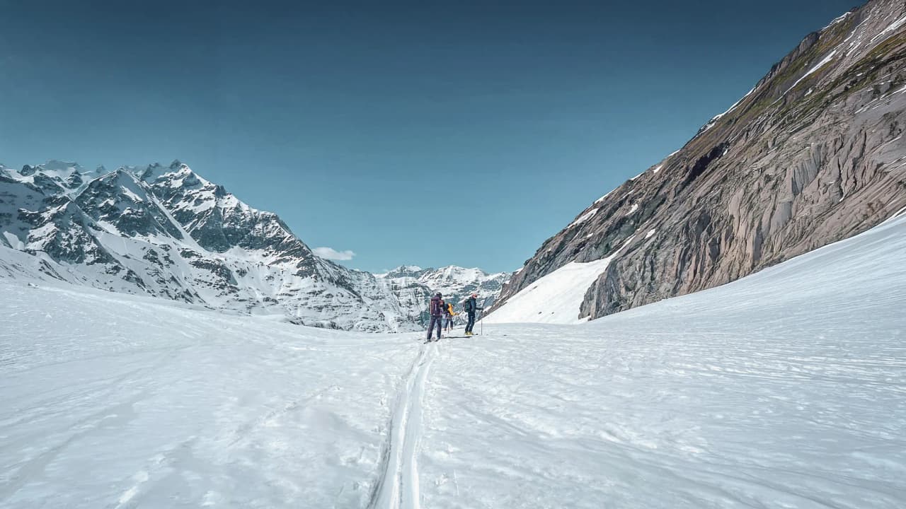 A group of skiers on a glacier, with majestic mountains in the background. An adventure in the heart of nature.