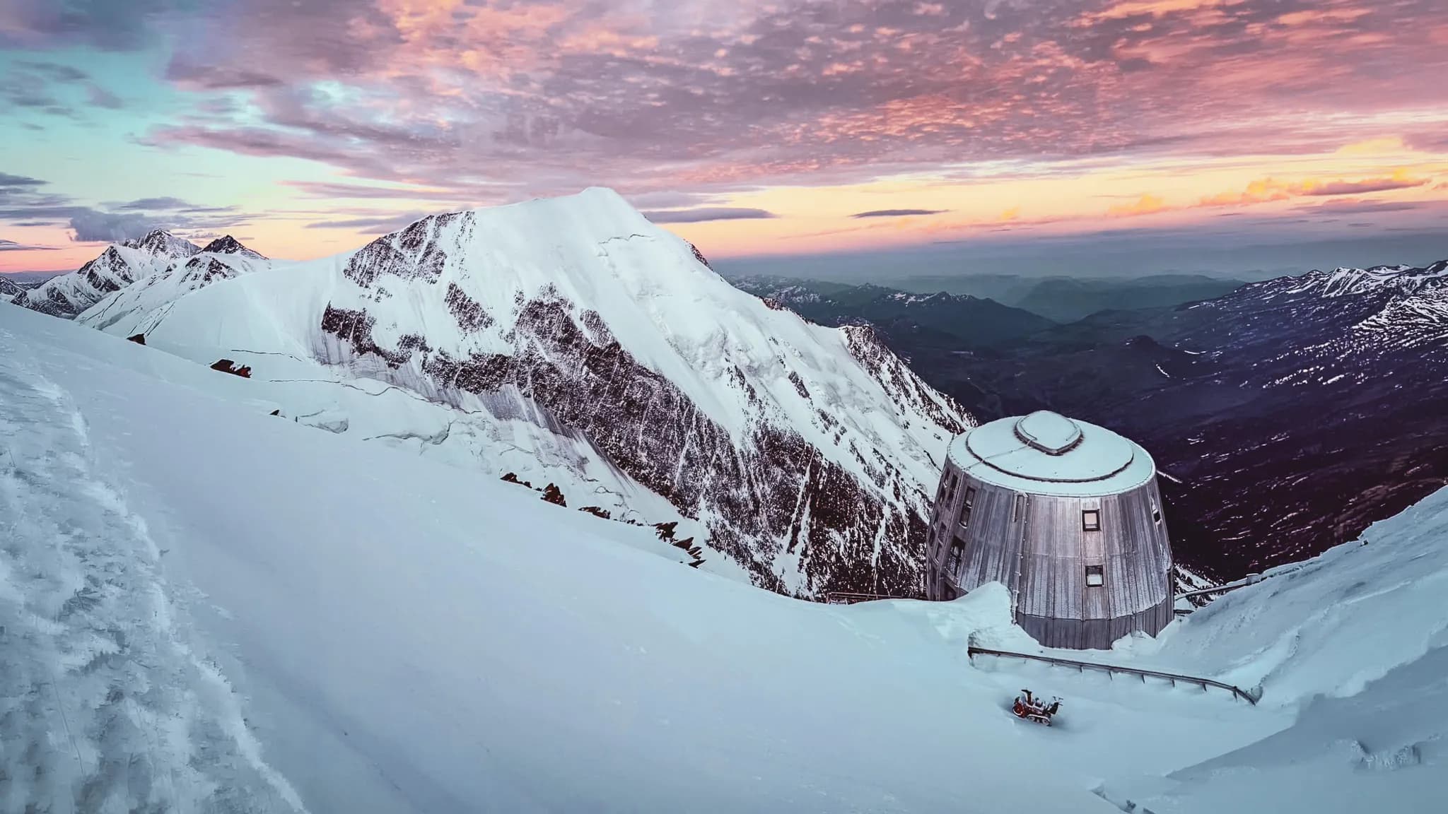 Un panorama époustouflant du Mont Blanc, avec un paysage enneigé et des couleurs spectaculaires au coucher du soleil.