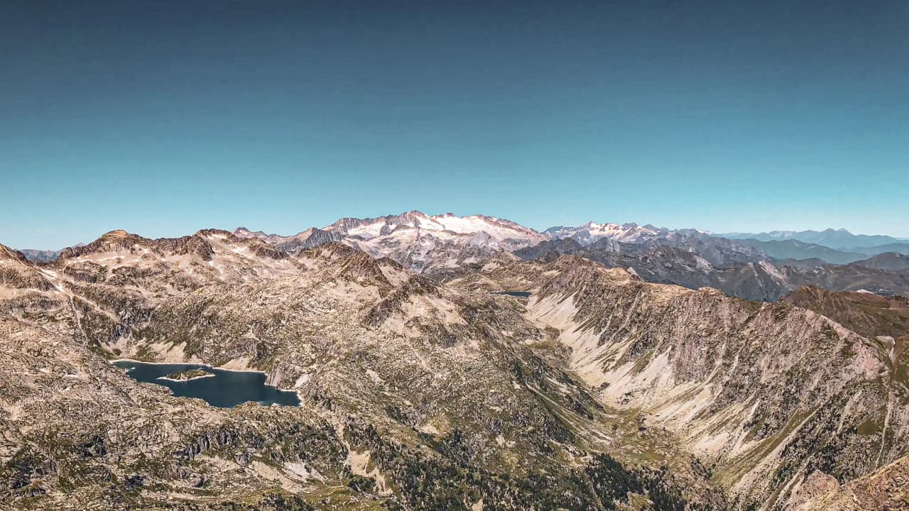Panoramic views of the Pyrenees, sparkling lakes and snow-capped peaks, an invitation to adventure.