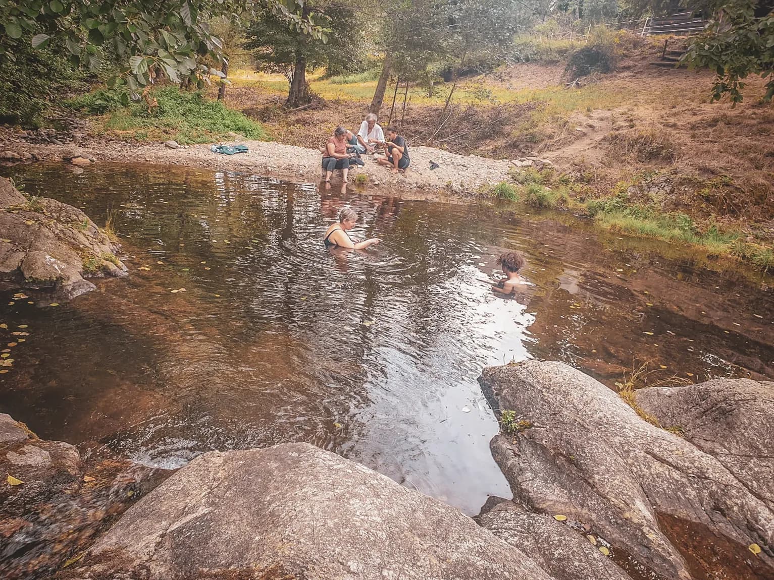 Groepszwemmen in rustig water, midden in de natuur in de Cevennen.
