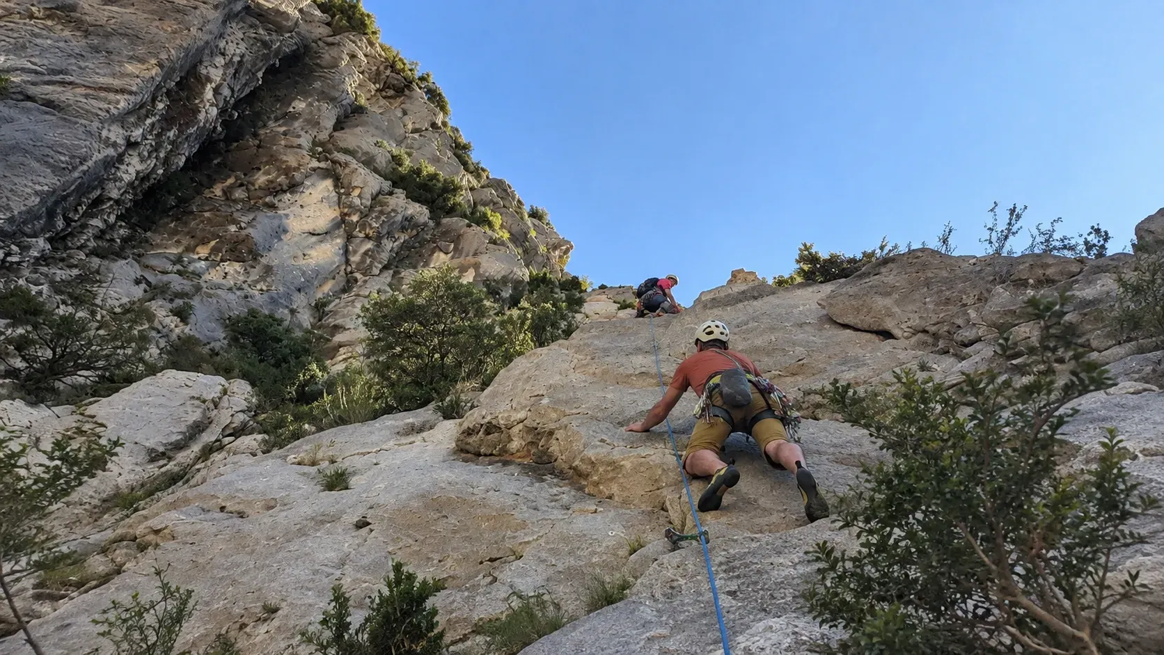 Escalade dans les Gorges du Verdon, grimpeurs affrontent des parois rocheuses sous un ciel bleu.