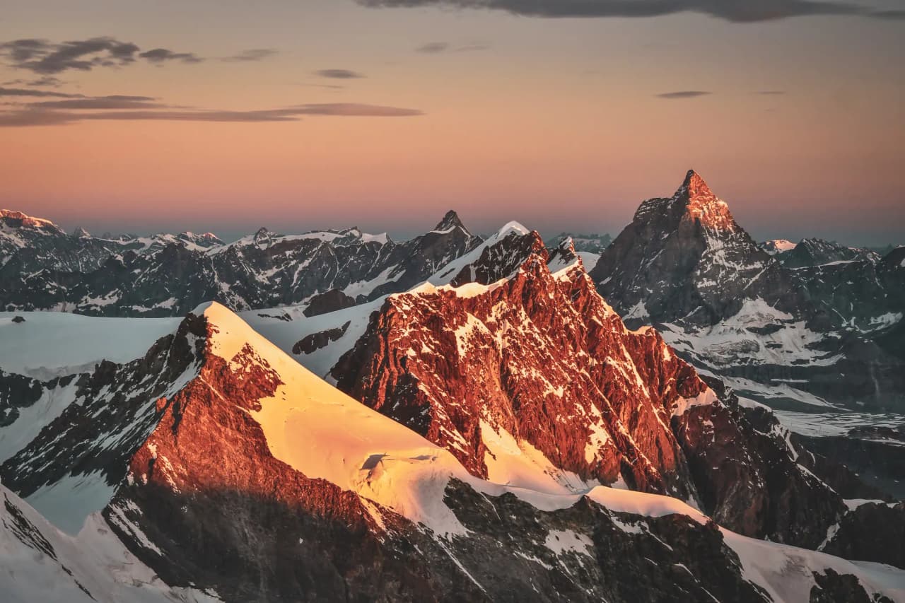 Couchers de soleil magiques sur les sommets enneigés du Mont Rose, invitation à l’aventure alpine.