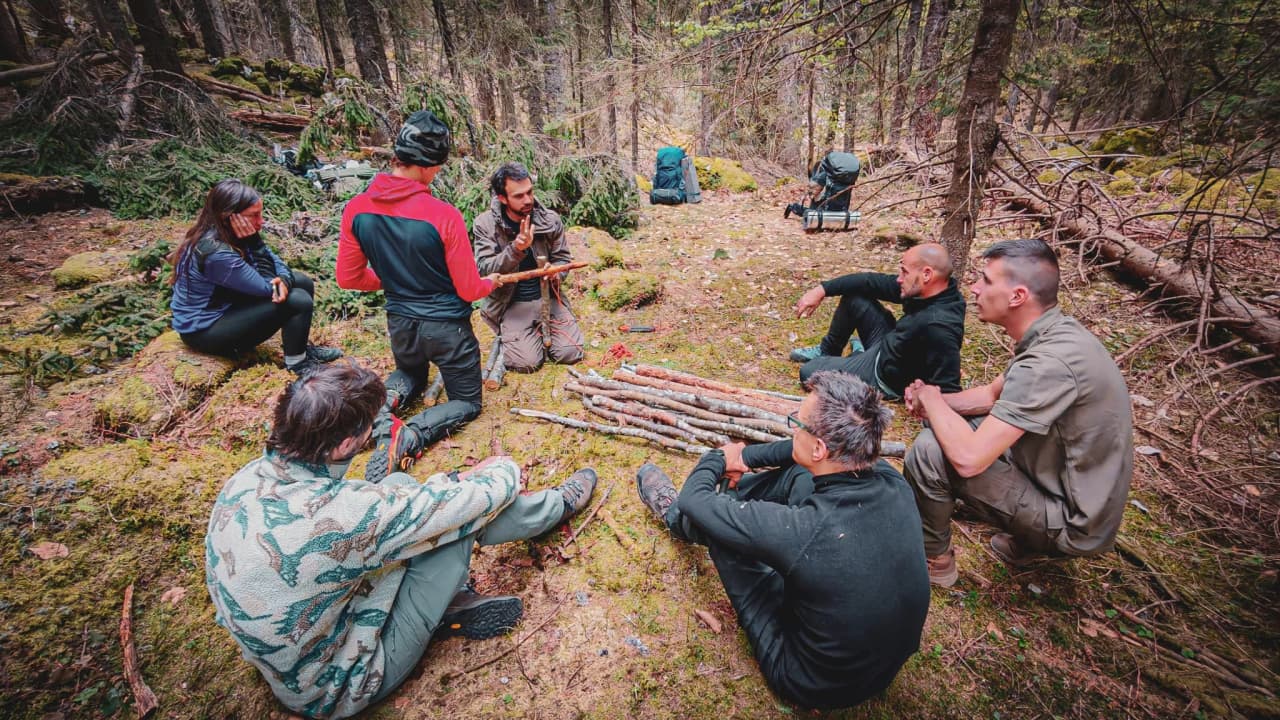 Groupe en pleine nature, apprenant les techniques de survie au cœur des forêts du Vercors.