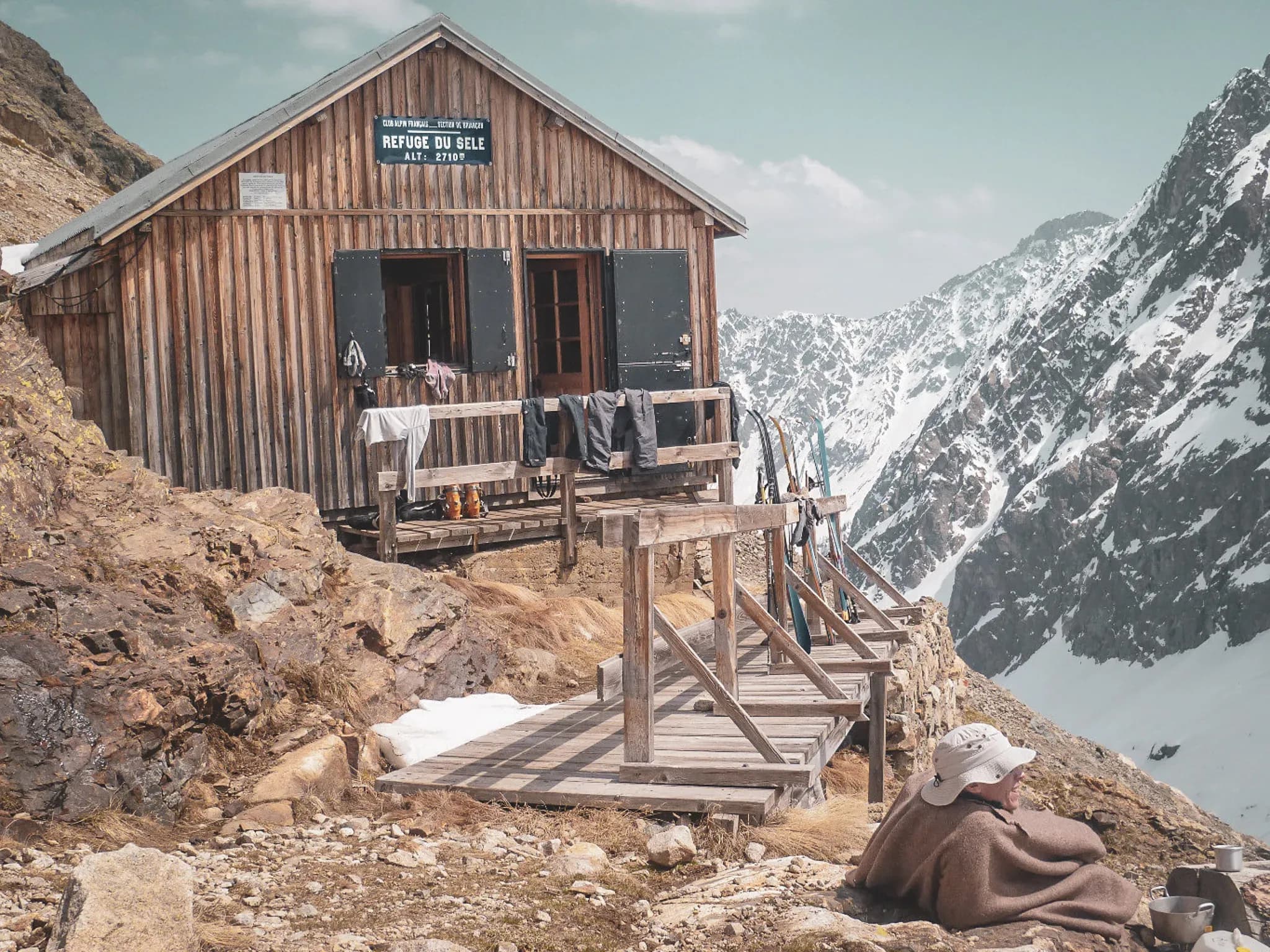 Picturesque alpine mountain hut with views of the snow-capped peaks of the Écrins, an invitation to adventure.
