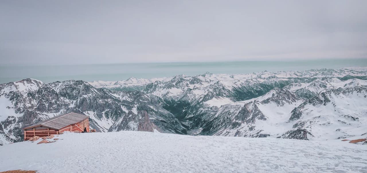 Een majestueus uitzicht op de berg Thabor, besneeuwde valleien en een vredige hemel: een uitnodiging tot avontuur.