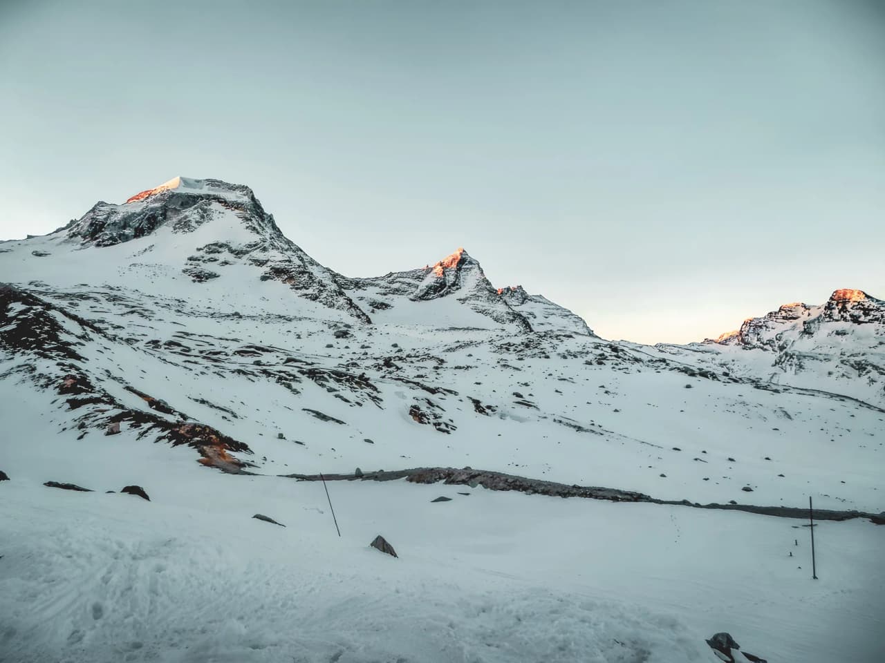 Montagnes enneigées et paysages époustouflants au Grand Paradis, invitation à l'aventure alpine.