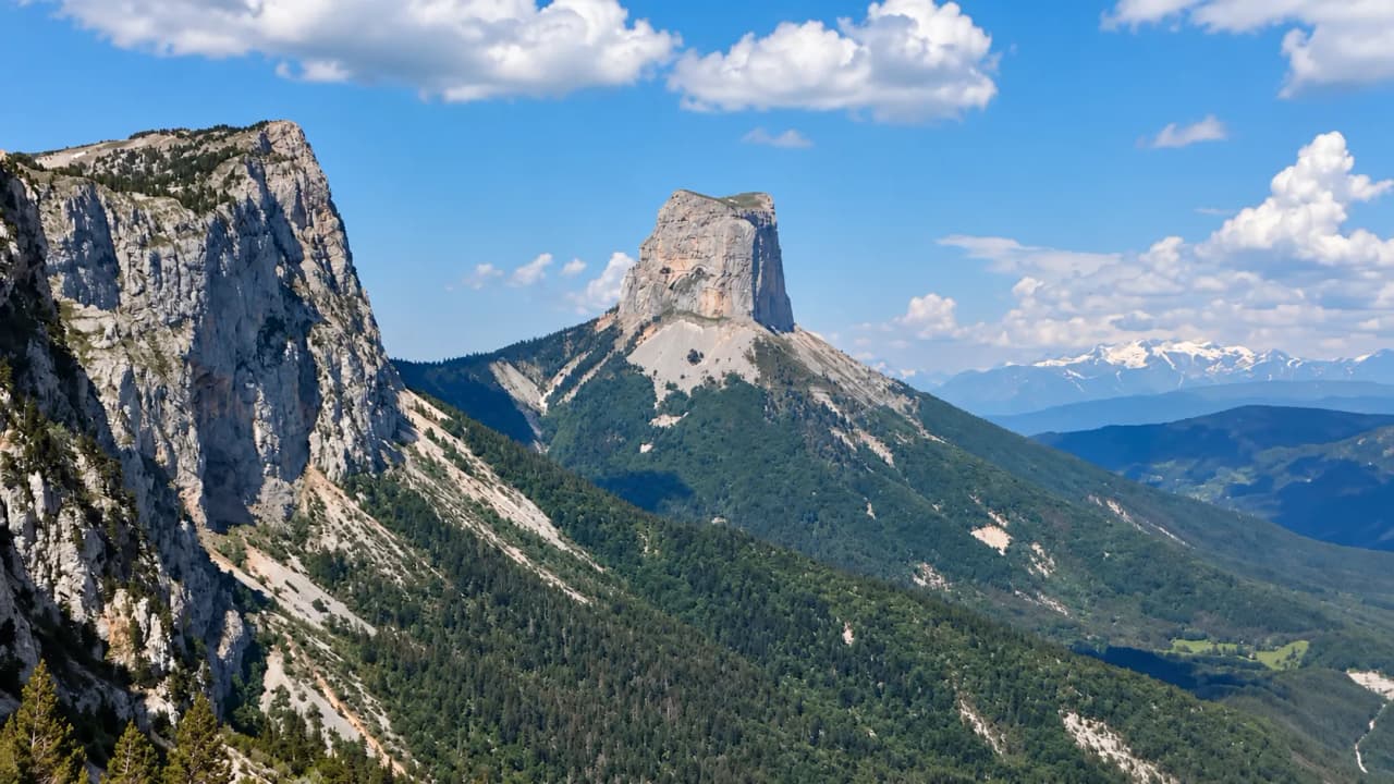 Panoramisch uitzicht op de hoogvlakten van de Vercors, met majestueuze rotswanden en weelderige groene natuur.