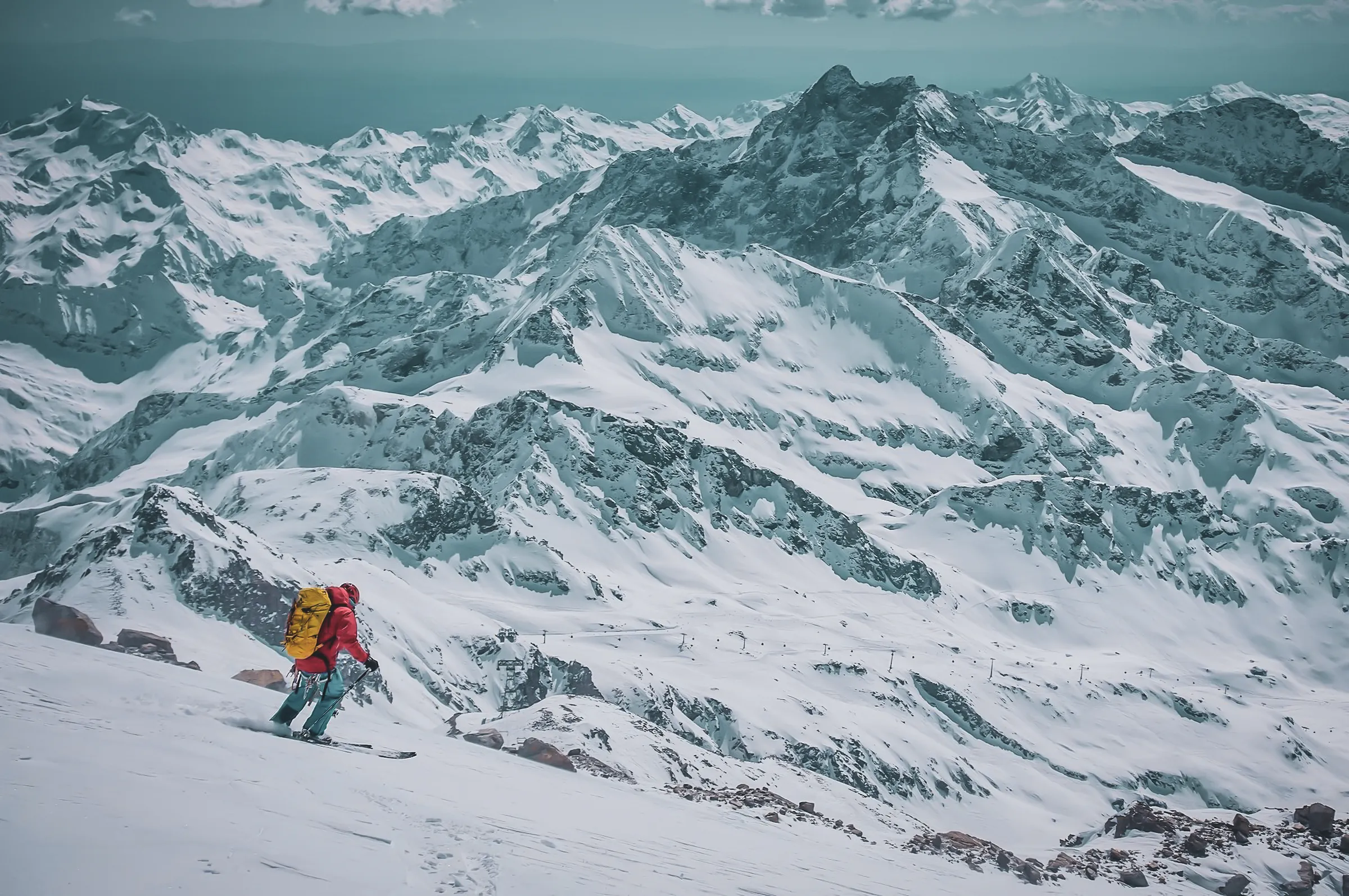 Ski alpin sur les 4000 du Mont Rose, paysages enneigés captivants et sommets majestueux.