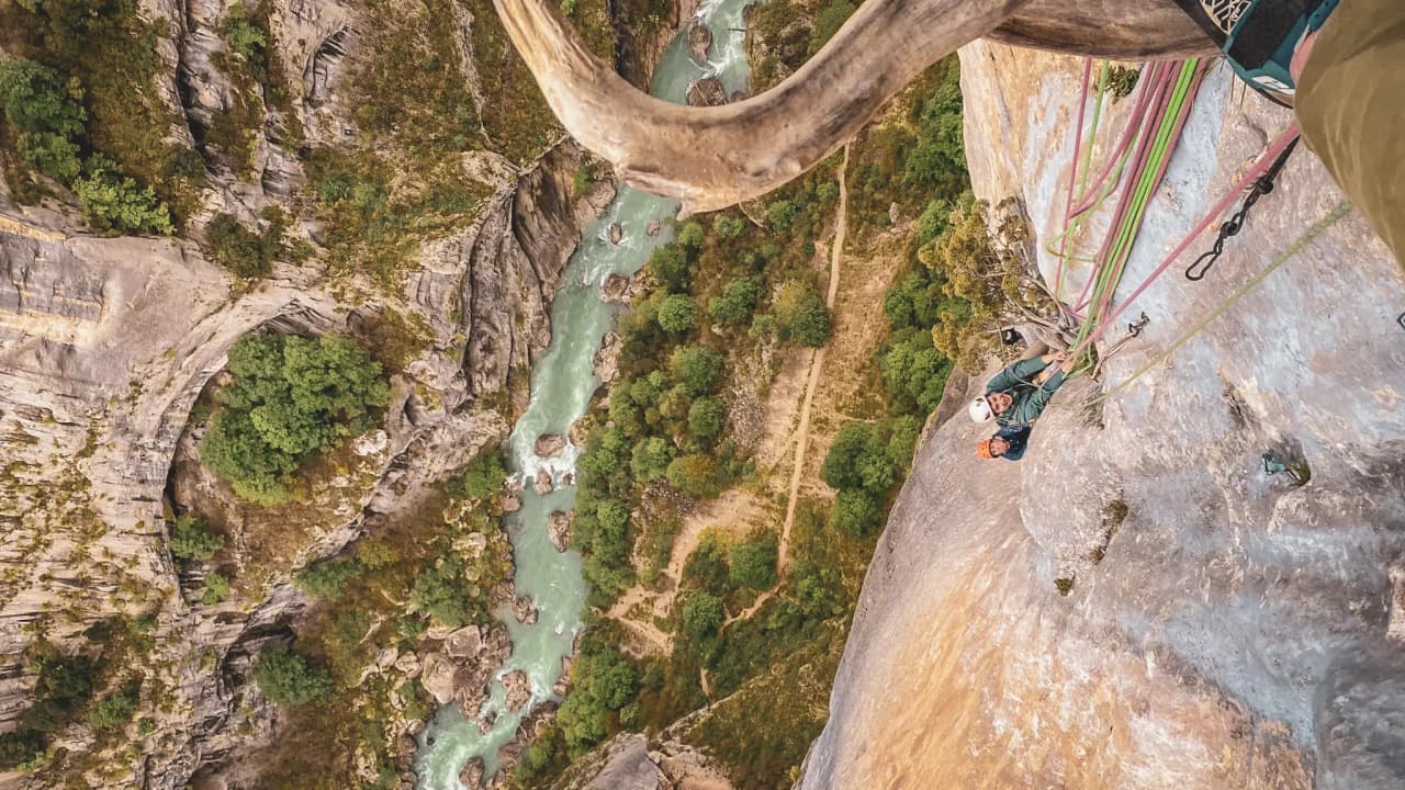 Duizelingwekkende klim in de Gorges du Verdon, met uitzicht op een turkooizen rivier.
