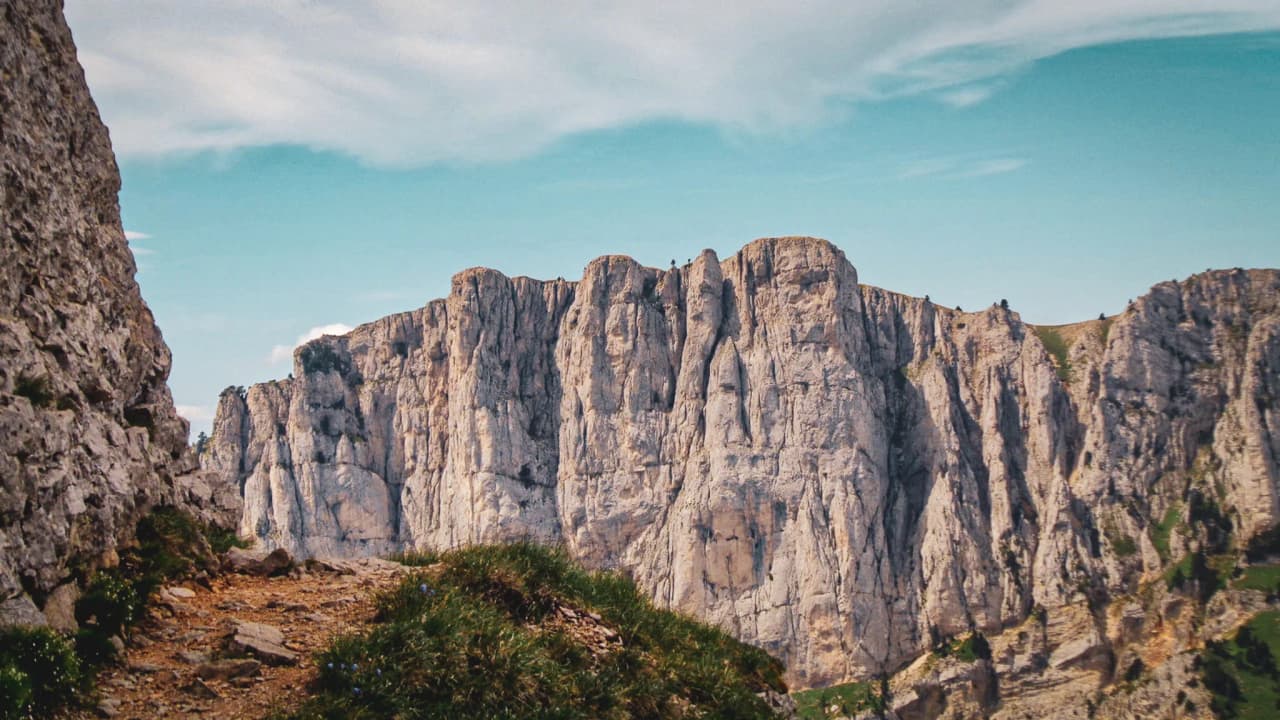 Spectaculair panorama van de Mont Aiguille, tussen wolken en majestueuze rotsen. Een avontuur dat je niet mag missen!