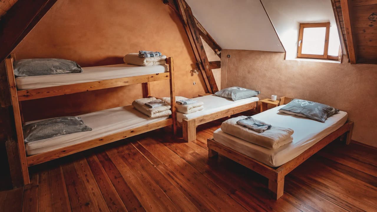 Gezellige kamer met houten bedden, ideaal om te ontspannen na een bergwandeling.