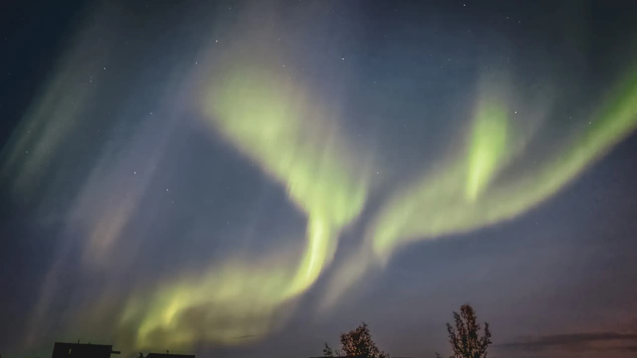 Het noorderlicht aan de nachtelijke hemel op het eiland Senja, een magisch gezicht om te zien.