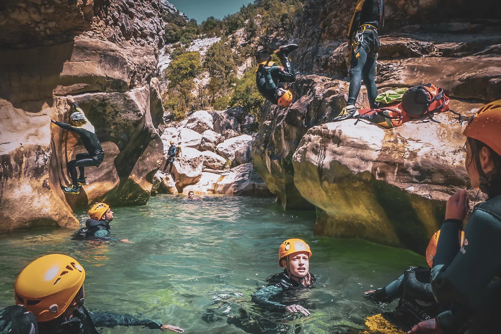 Water adventure in the red gorges of the Sierra de Guara, with canyoning and rocky landscapes.