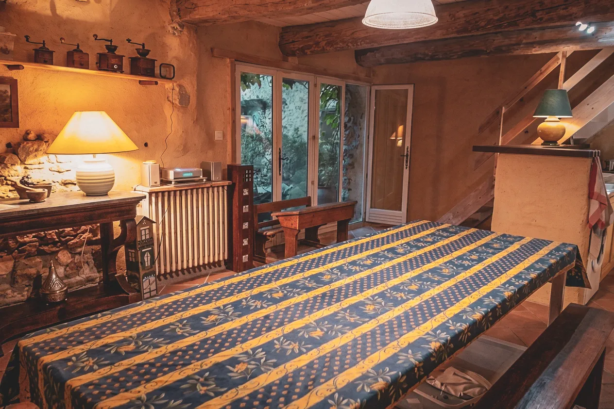 Intérieur chaleureux d'un gîte provençal, idéal pour se reposer après une aventure au Mont Ventoux.
