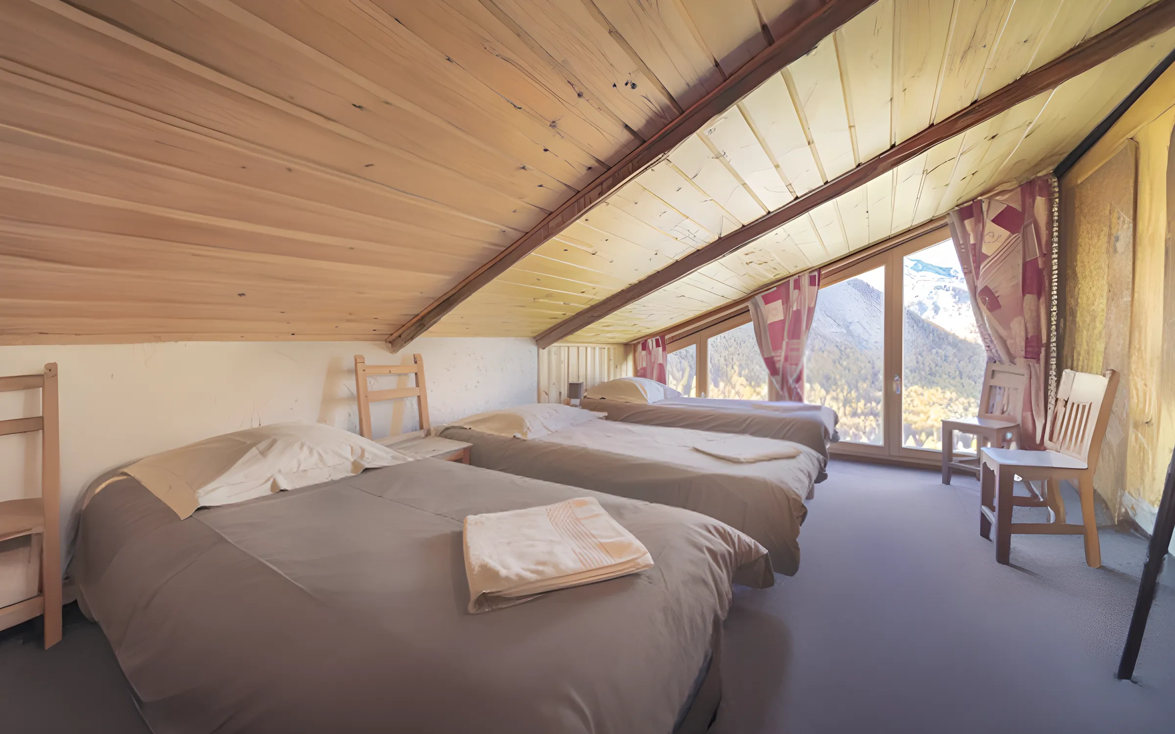 Spacious, bright room under the roof, with views of the surrounding mountains.