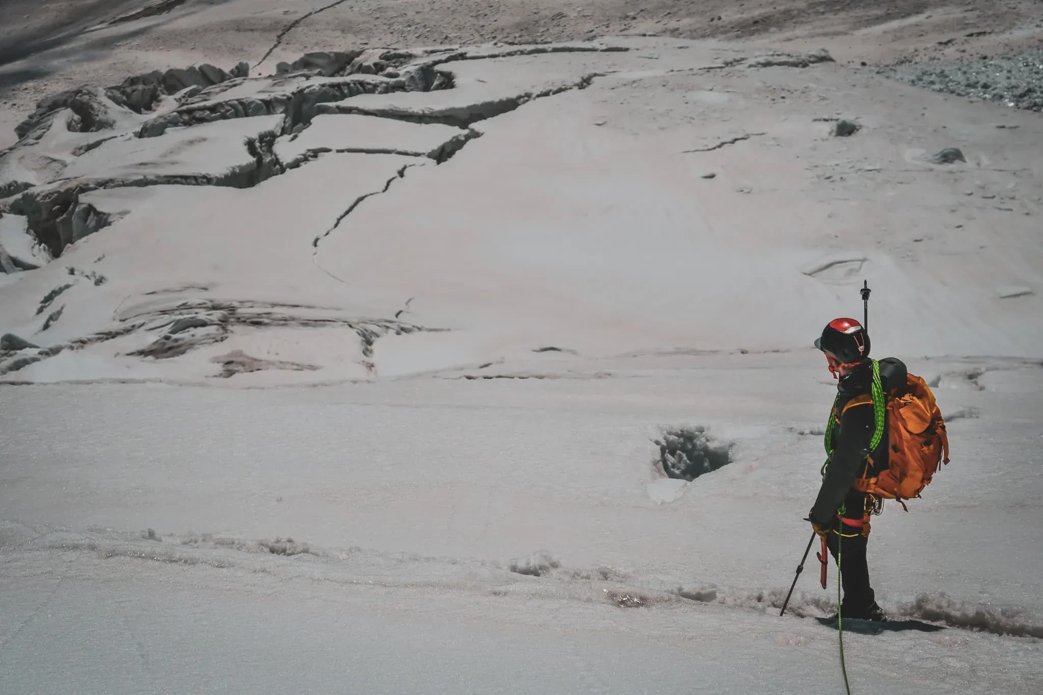 Alpiniste contemplant un glacier étincelant, prêt pour l'aventure au Mont Rose.